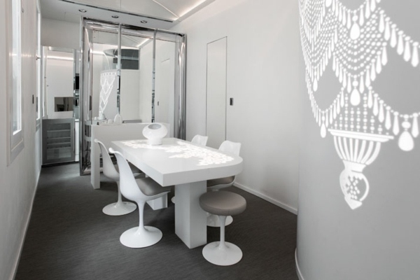 El-Palauet-Living-Barcelona-luxusné-apartmány-biely-interiér