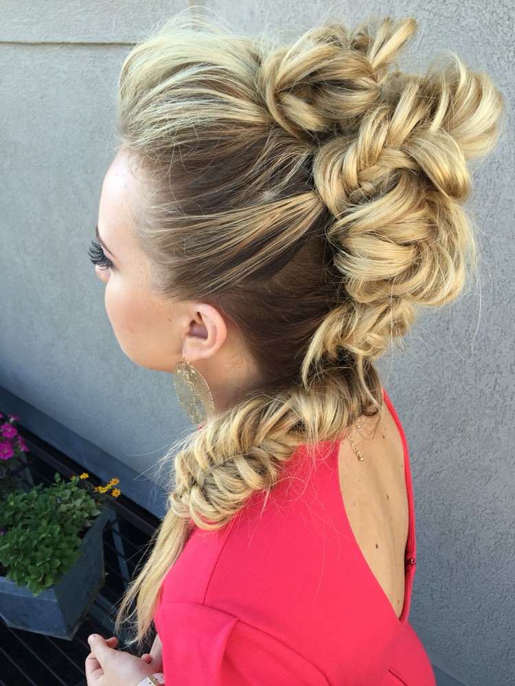 nápady na styling faux hawk účes dámy dlhé vlasy
