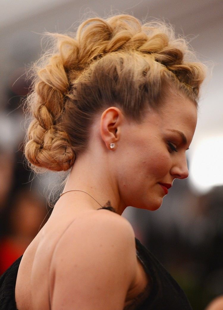 účes s umelým jastrabom, dámy jennifer morrison updo
