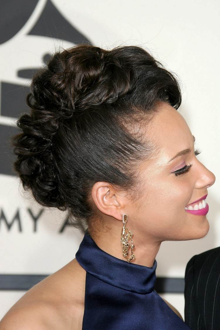 slávnostné účesy kučeravé vlasy faux hawk alicia keys