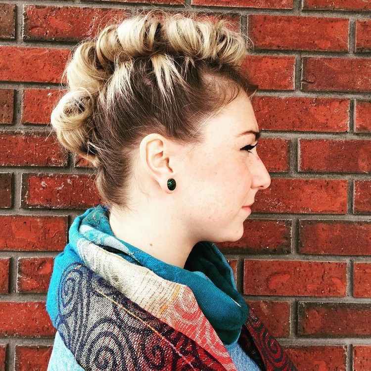 faux hawk účes ženy dlhé vlasy