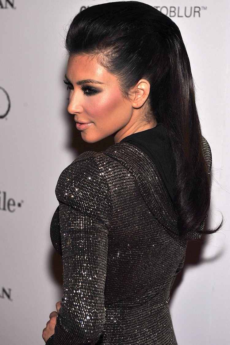 účesy z umelého jastraba celebrity kim kardashian dlhé vlasy
