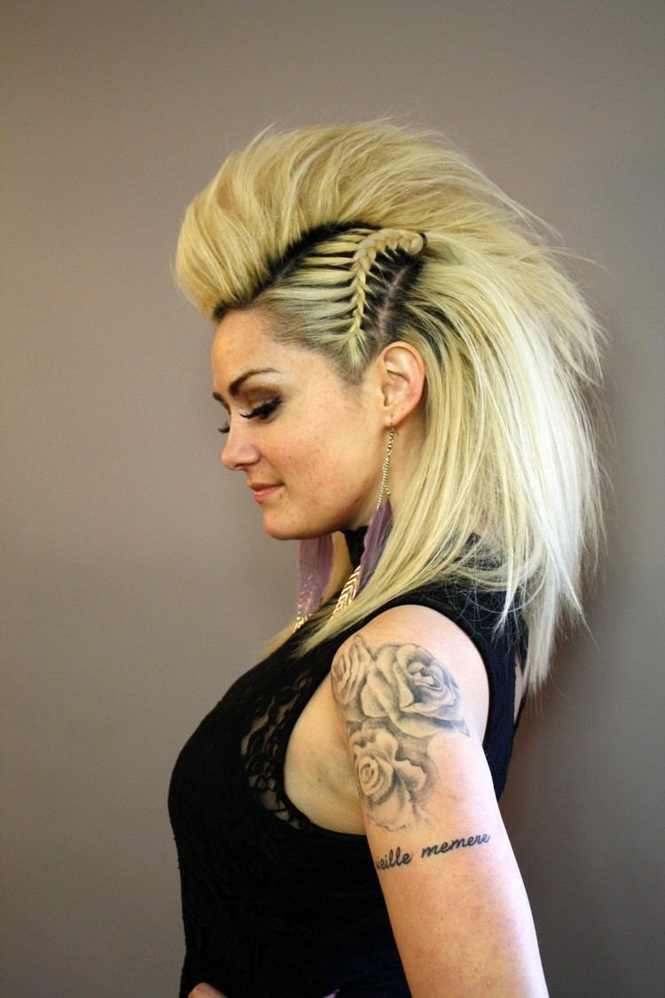 faux hawk punk účes spletené boky pokrývajú objem vlasov
