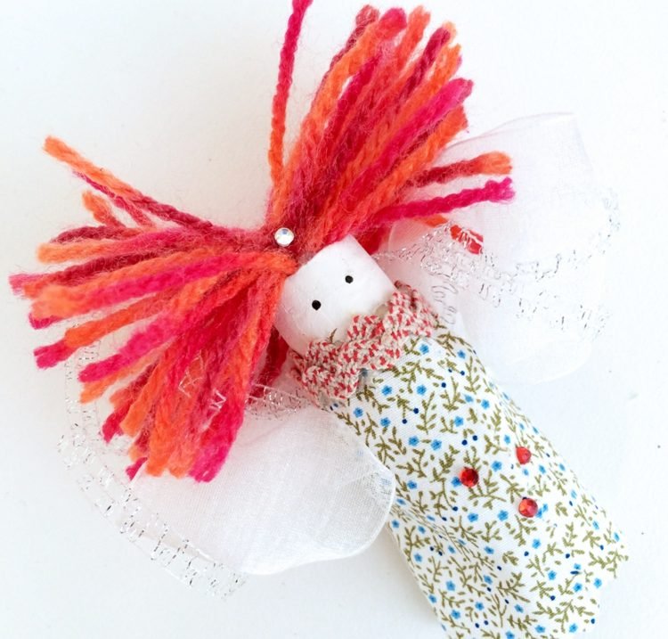 víla drotár víno korok-stimulácia-vlna-vlasy-látka-šaty-krídla-stuha