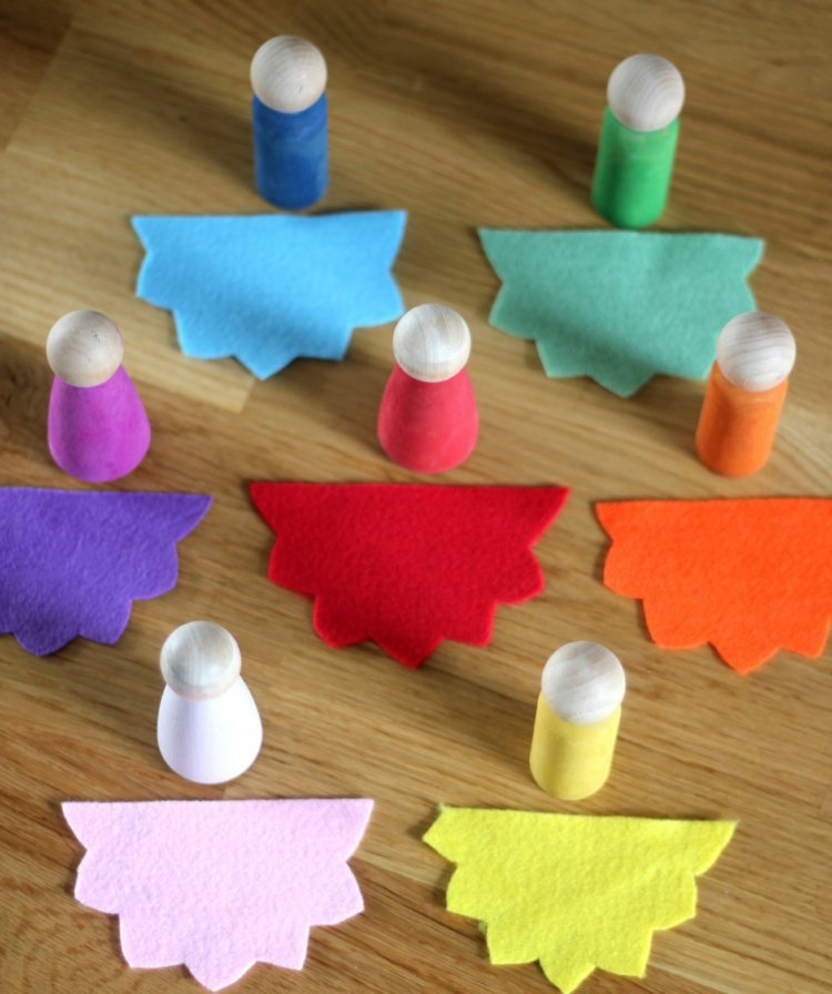 víla-drotár-oblečenie-plsť-materiál-pestrá-jednoducho-cik-cak