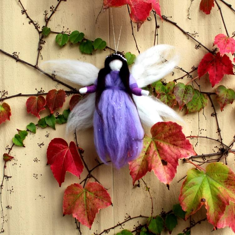 víla drotár rozprávka vlnená plsť purpurové šaty krídla