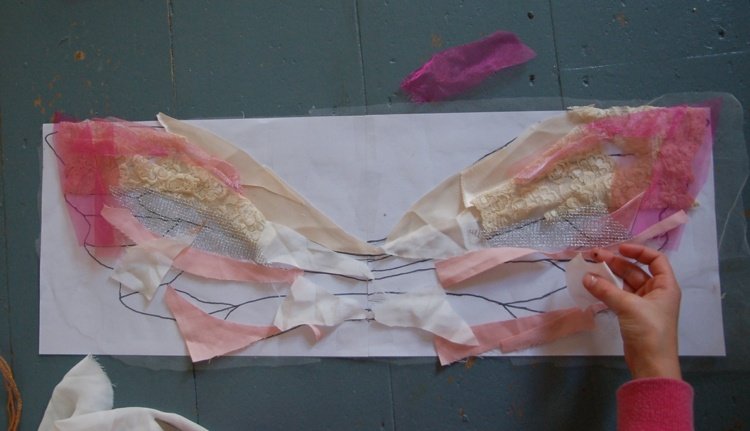 Deti môžu pomôcť s ručnými prácami víla krídla-drotár-návod-urob si sám-kusy-látky-kusy-položiť-šablónu