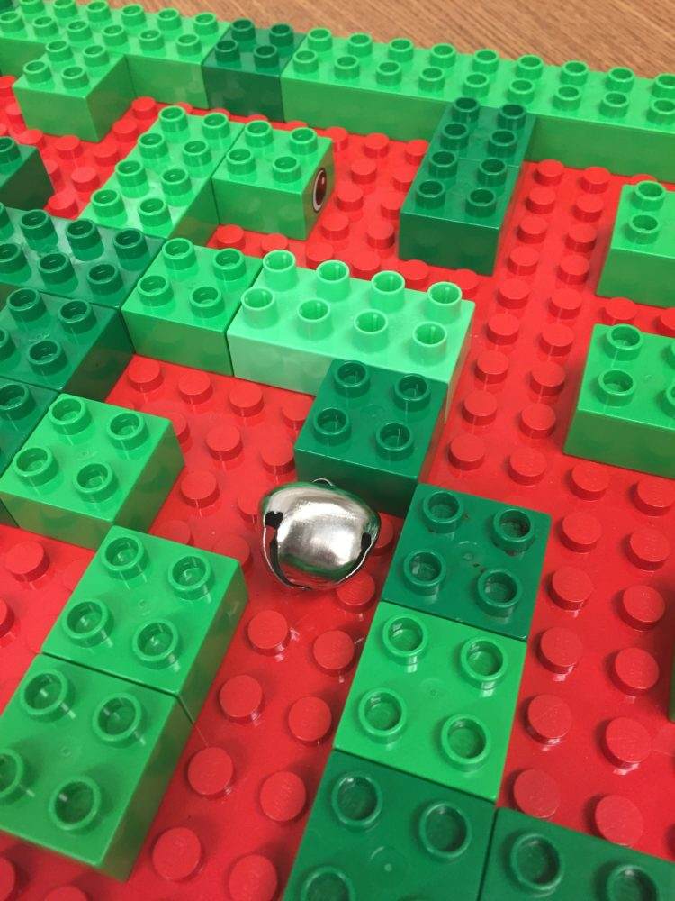 podporovať jemnú motoriku deti-lego-stavebnice-stavanie-bludisko-gulička-zvonček