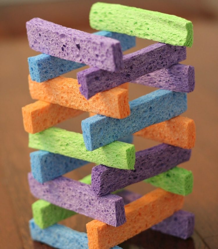 podporovať jemnú motoriku deti-kutilstvo-stavebnice-špongie-strihanie-stavanie-veží-vyvažovanie