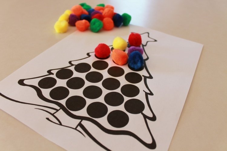 Podpora jemnej motoriky-deti-zdobenie-jedle-stromu-triedenia papiera-cievky