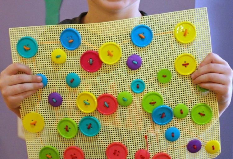 jemná motorika-podporujúce-gombíky-šijacia-sieť-podložka-plast-deti