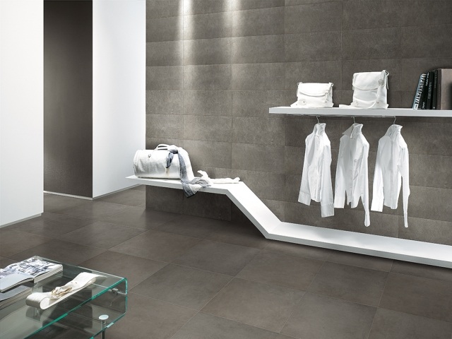 Porcelánové obklady na stenu z tmavosivej bridlice vyzerajú ako Urban Touch