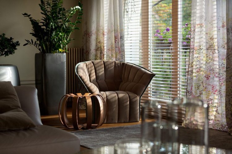 moderné kreslo s vaflovou štruktúrou a bočným stolíkom porcelánová kamenina-dlaždice-drevo-moderné-útulné-kreslo-dizajn