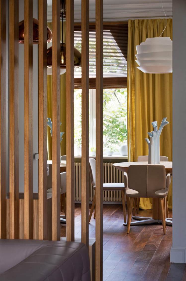 atraktívna farba zeme pre nepriehľadné závesy - horčicovožltá drevená podlaha-moderná-útulná-lamelová stena-jedálenský kút-sivá