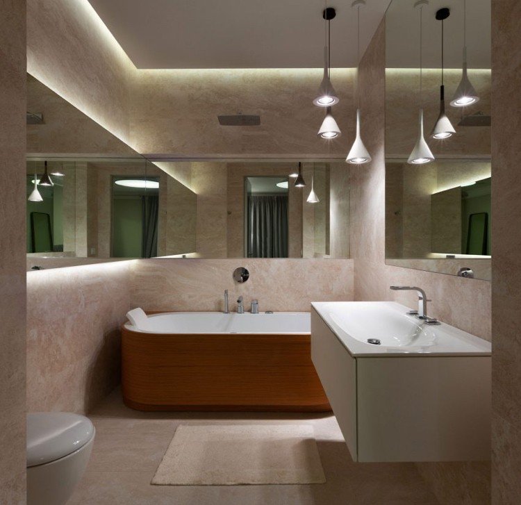 Porcelánová kameninová dlažba v pastelovo ružovej farbe a voľne stojaca vaňa obložená drevom porcelánová kamenina-dlažba-moderná-kúpeľňa-pastelová-farba-ružová-nepriame-osvetlenie