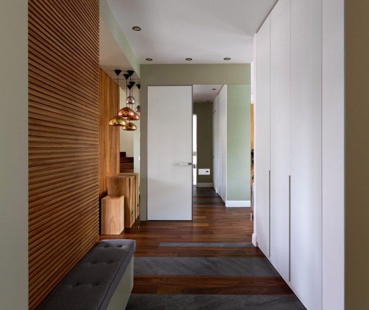 Porcelánová dlažba kombinovaná s drevom na podlahy a steny Porcelánové kameninové dlaždice -drevo-moderné-útulné-kachle-šatník-sivé