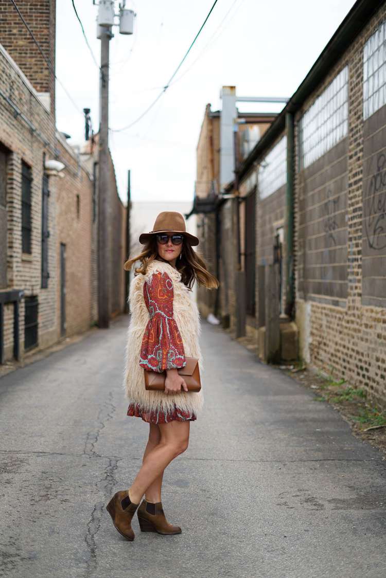 kožušinová vesta dámske štýly móda boho štýl hnedé čižmy fedora