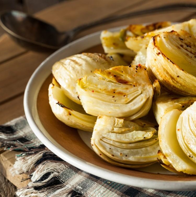 Grilovaná cibuľa feniklu s hnedým cukrom alebo medom