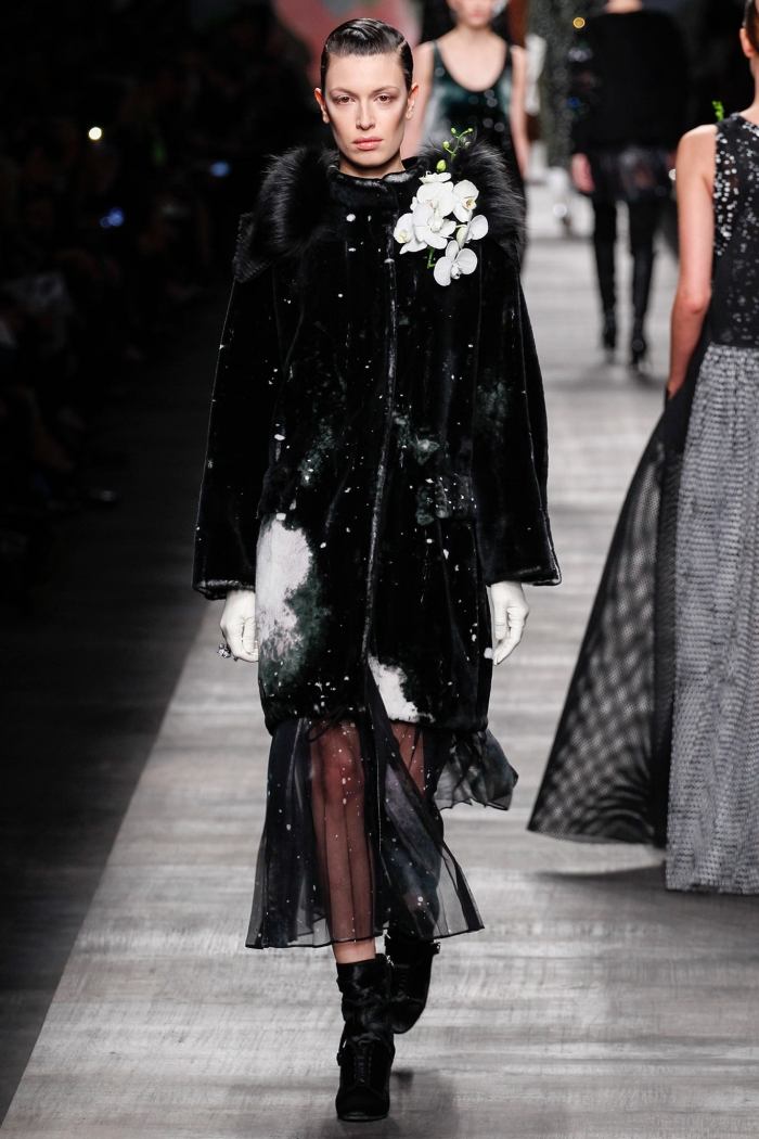 dlhý kabát s kožušinovým golierom - hviezdicový pohľad Kožušinový golier Fendi Fashion Fall 2014 s dlhým kabátom