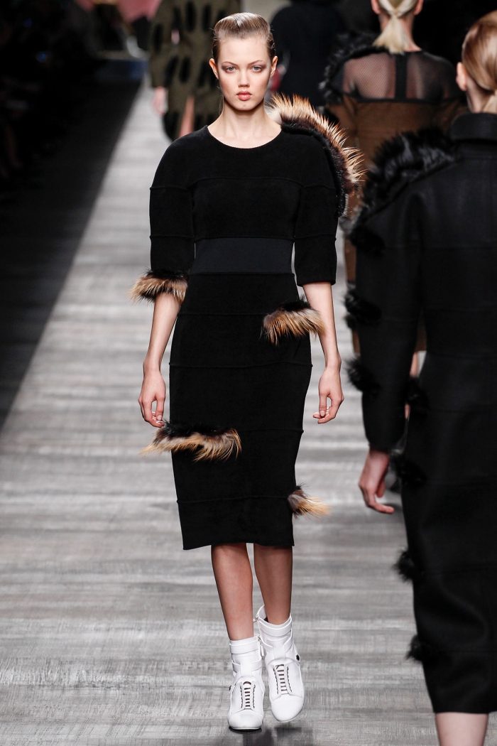 čierne šaty po kolená s kožušinovými akcentmi Fendi Fashion Fall 2014 čierne šaty s kožušinovými akcentmi