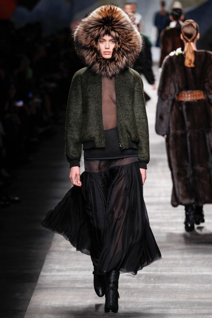 dlhá polopriehľadná sukňa a veľký kožušinový klobúk fendi-móda-jeseň-2014-transparentná-sukňová bunda