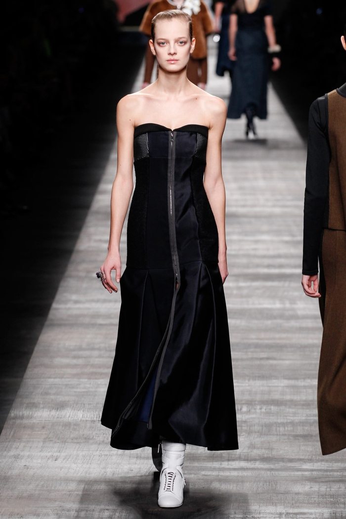 dlhé šaty bez ramienok so srdiečkovým výstrihom fendi-móda-jeseň-2014-dlhé-šaty-čierne-bez ramienok-srdiečkový výstrih