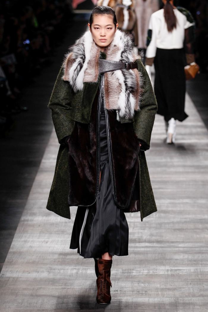 dlhý kabát v tmavom odtieni zelenej fendi-móda-jeseň-2014-dlhý kabát-kožušinový golier