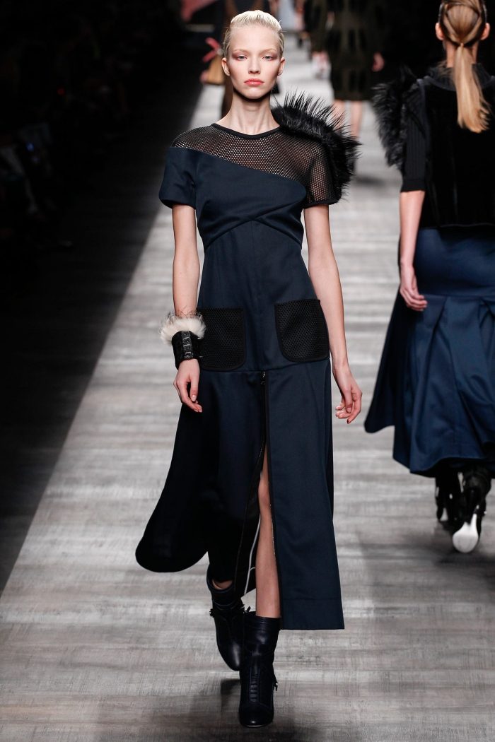 Večerné šaty v tmavo hnedej farbe z rôznych tkanín fendi-móda-jeseň-2014-tmavo-modré-šaty-na zips