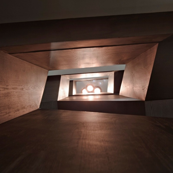 Točité schodisko interiér domu porcelán Interiér domu točité schodisko