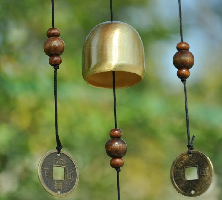 feng-shui-záhradný-dizajn-dekorácia-zvonkohra-japonské-mince