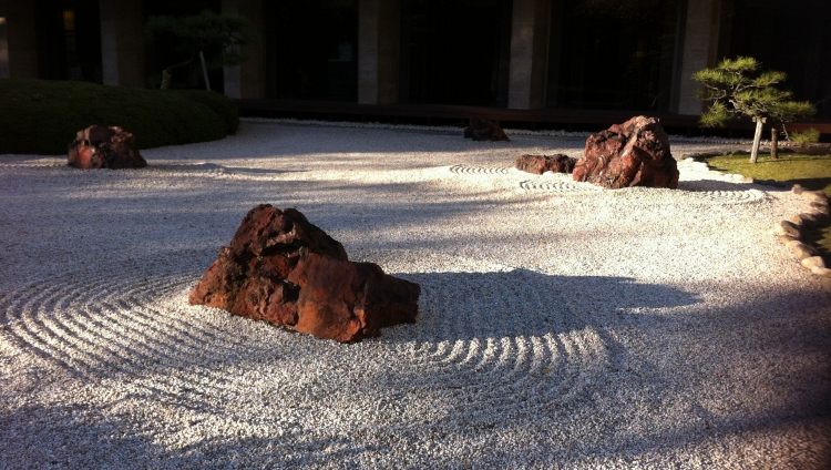 feng-shui-záhradný-dizajn-tipy-plánovanie-štrkový-balvan-hrable-ozelenenie