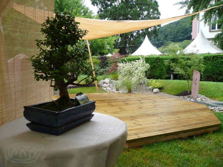 Dizajn záhrady Feng Shui-drevená terasa-bonsai-slnečné plachty