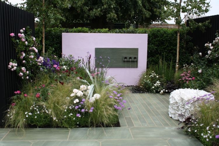 feng-shui-terénne úpravy-bohatstvo-purpurovo-kvitnúce-rastliny-vodná stena