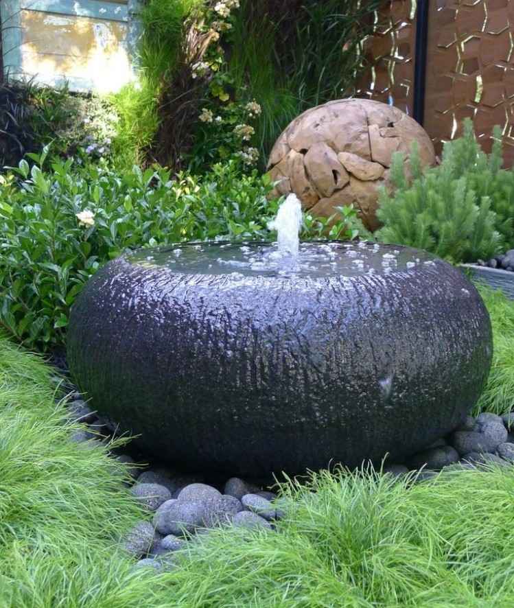 feng-shui-záhradné nápady-fontána-čierne-oválne-štrkové záhony-okrasné trávy