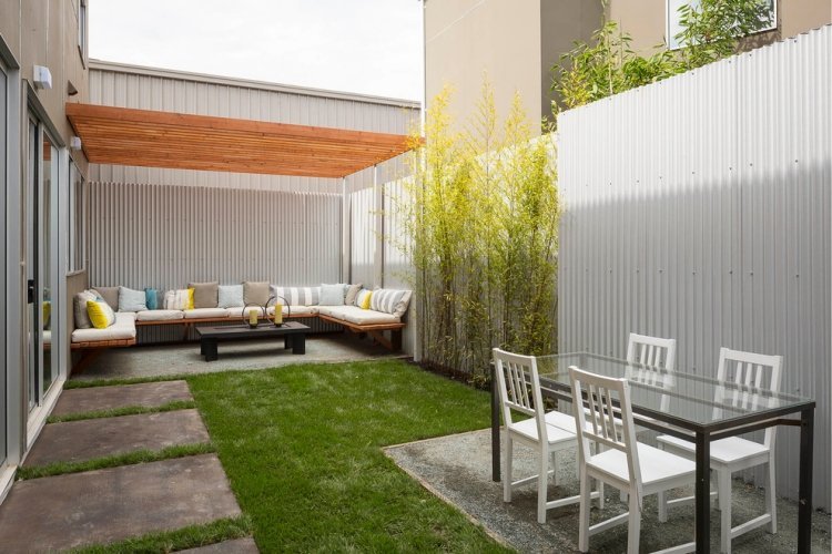 feng-shui-záhrada-nápady-trávnik-jedálenský-priestor-bambusové-drevo-lavička-zastrešený