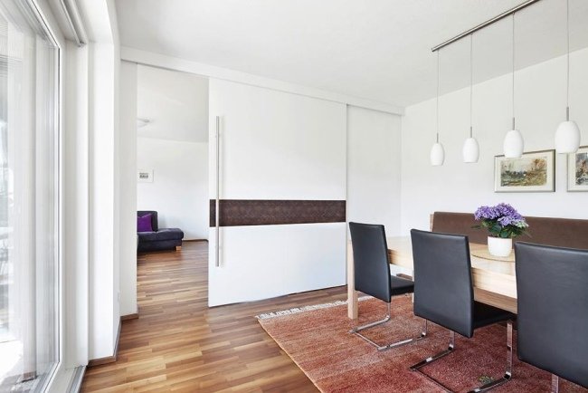 posuvné dvere vo vnútri jedálne biela hliníková kľučka drevo