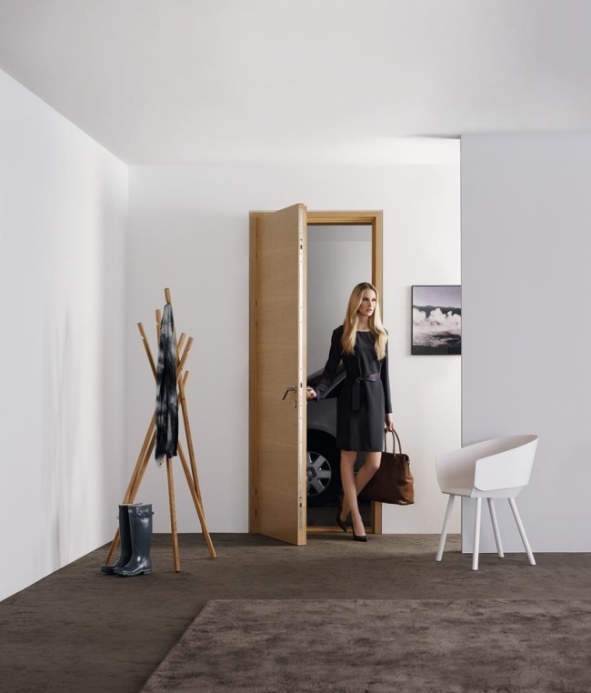 Okná vo vnútri predných dverí Drevený dizajn výrobcu Josko