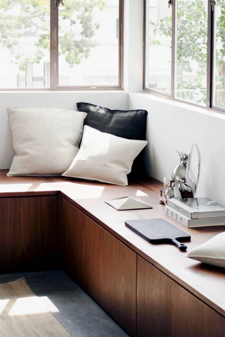 Parapet na sedenie Parapet na sedenie na -drevo-skrini-úložnom priestore.moderné