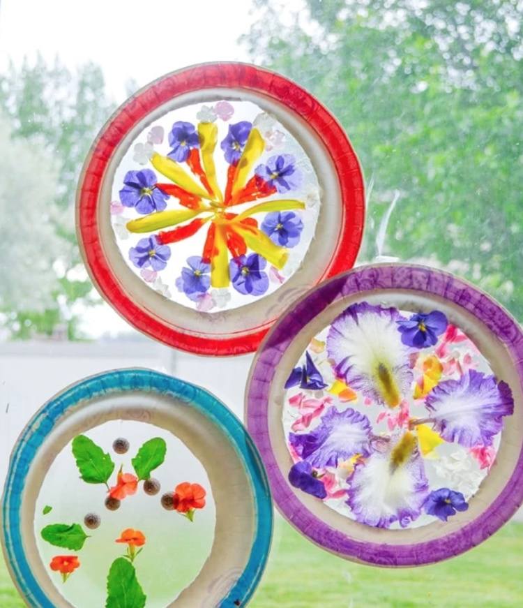 drotár s deťmi letné okná vyrobené z papierových platní a prírodného materiálu