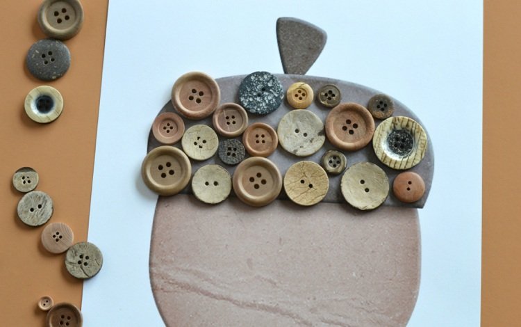 Vyfarbite alebo vystrihnite vzor žaluďa a ozdobte gombíkmi okenné obrázky-jesenné šablóny-gombík-gombíková farba-pasta