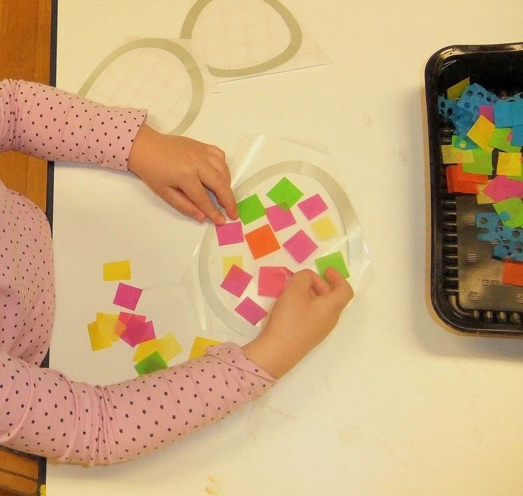 Vytvárajte s deťmi farebné obrázky na okno na Veľkú noc okno-obrázky-veľkonočné-veľkonočné vajíčka-drotár-s-deťmi-kontaktný papier