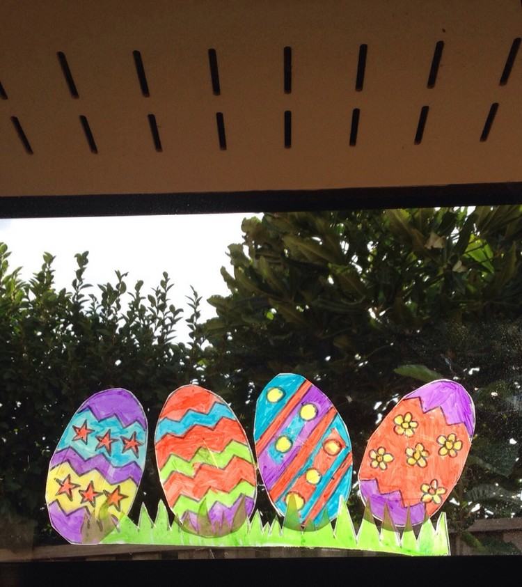 farebné obrázky veľkonočných vajíčok ako atmosférická dekorácia okno-obrázky-veľkonočné-drotár-s-deťmi-veľkonočné vajíčka-tráva