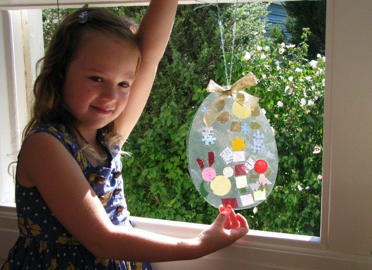 Vytvárajte s deťmi farebné obrázky na okno na Veľkú noc okenné obrázky-veľkonočné-drotárske-kontaktné-papierové-závesné-dekorácie