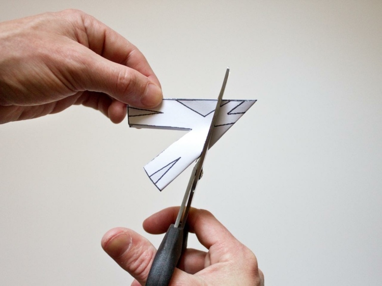 Okno-obrázky-vianočné drotárstvo-vyznačené-vystrihnuté-krok-4