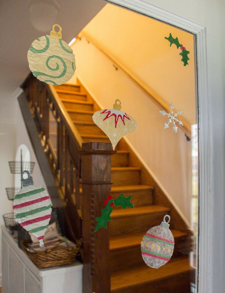 Obrázky na Vianoce na Vianoce vyrobené z farieb na okná sú vhodné pre deti a sú zábavné