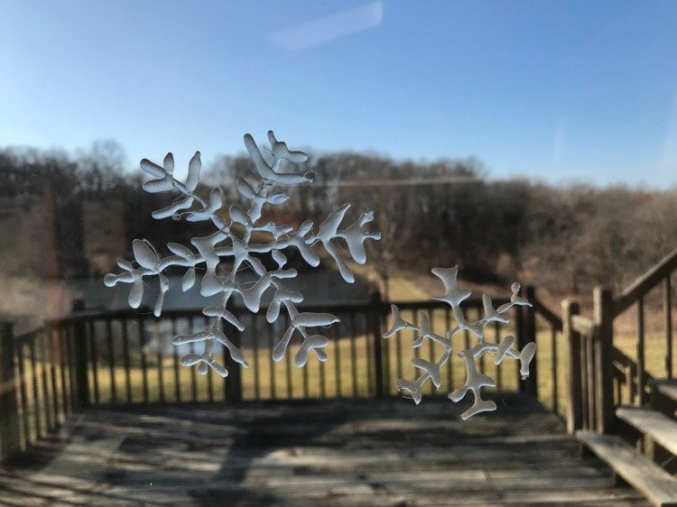 Použite čistú snehovú vločku vyrobenú z horúceho lepidla alebo farebného lepidla