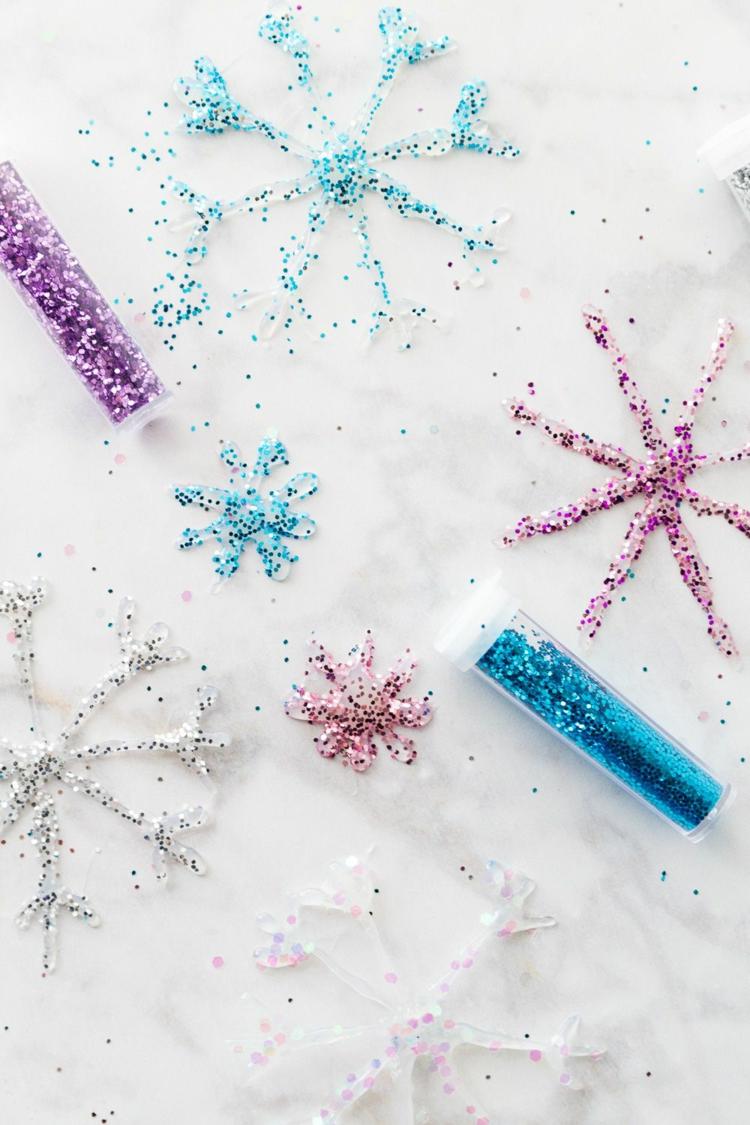 Obrázky na okno k Vianociam - horúce lepivé snehové vločky ozdobené trblietkami