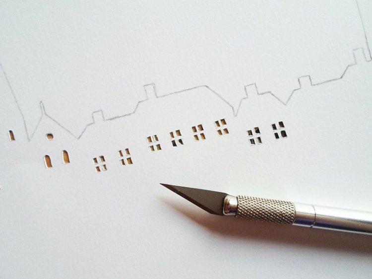 Vystrihnite obrázky z papiera alebo lepenky a ostrým nožom a ozdobte vianočné okná