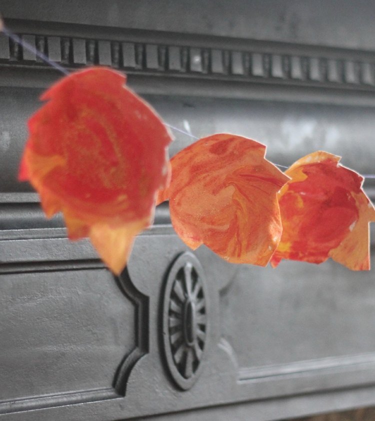 dekorácia okna-jeseň-deti-drotár-veniec-jesenné-listy-oranžová-farba