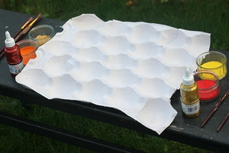 okenná dekorácia-jeseň-deti-drotár-mobil-vajíčko-kartón-urob si sám-štetec